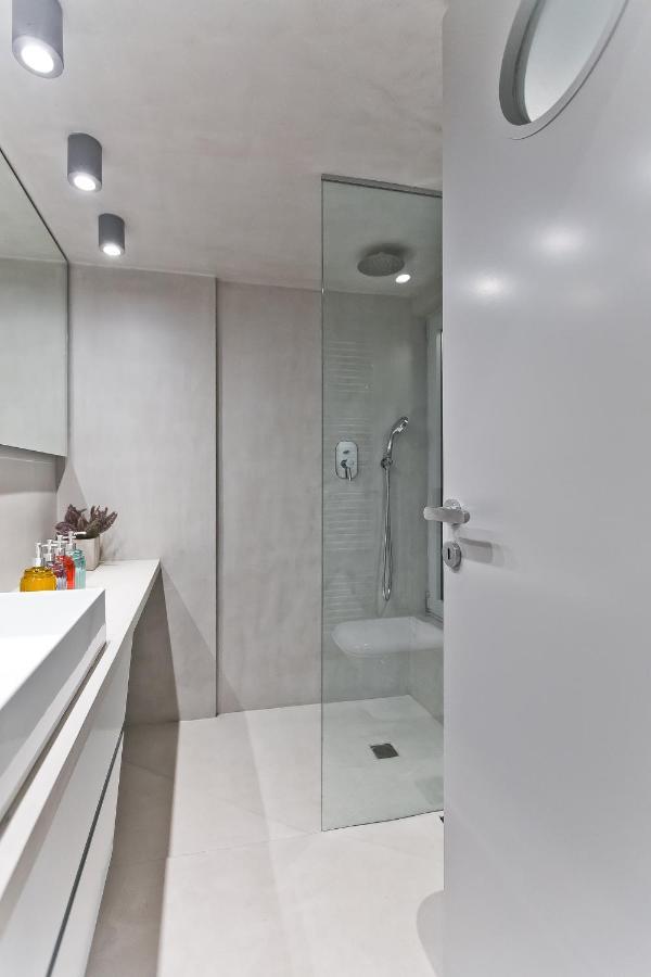 Bag- Boutique Apartment Grey - Hilton Area เอเธนส์ ภายนอก รูปภาพ